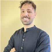 Docente di Scienze Naturali, impartisce lezioni per studenti e studentesse di scuola secondaria di I° e II° grado